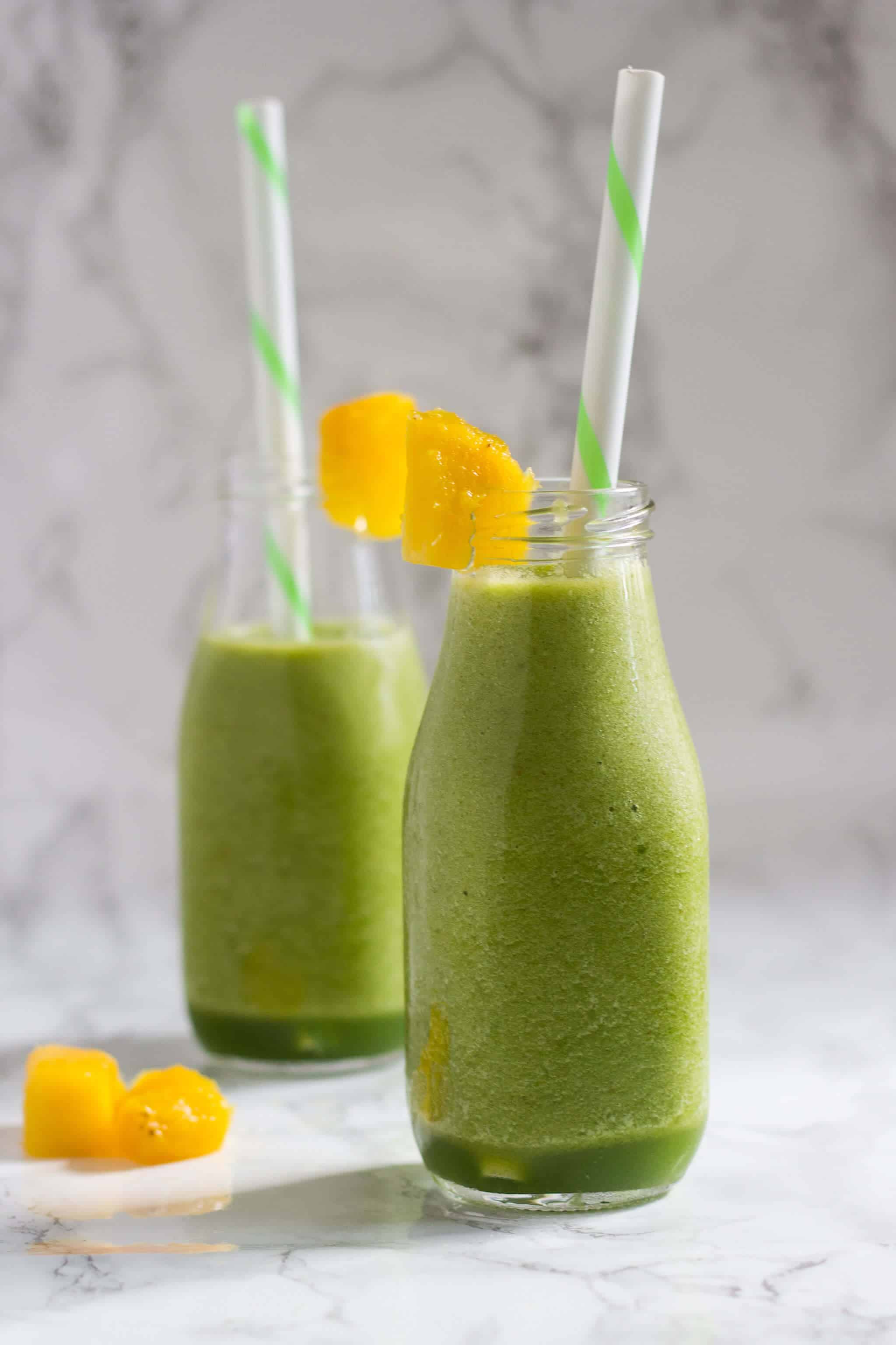 Smoothie de chá verde saudável é rico em antioxidantes e vitamina C sem açúcares adicionados que irá iluminar suas manhãs. | nashifood.com