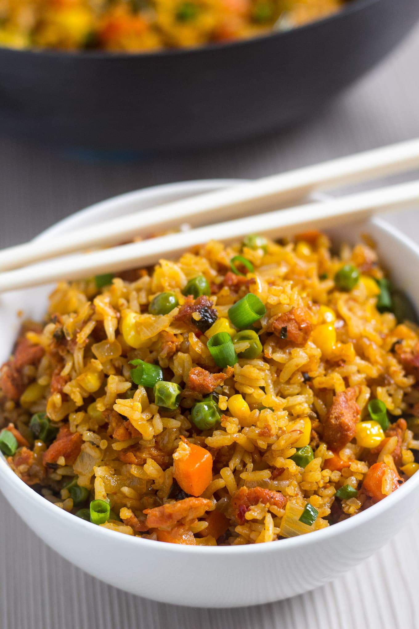 Este arroz frito de chorizo tableño es justo lo que necesitas para el almuerzo o la cena, una explosión de sabores en tu boca. Listo en 30 minutos.| nashifood.com